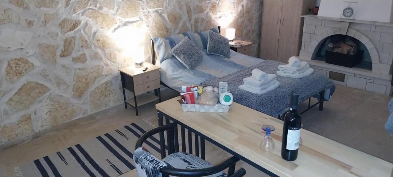 Lovely Studio In Strinilas With Its Own Pool Bagian luar foto