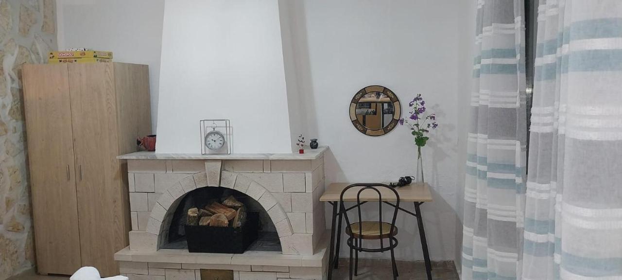 Lovely Studio In Strinilas With Its Own Pool Bagian luar foto