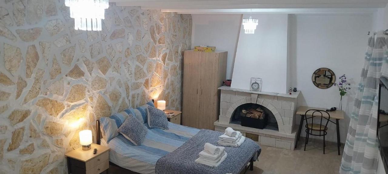 Lovely Studio In Strinilas With Its Own Pool Bagian luar foto