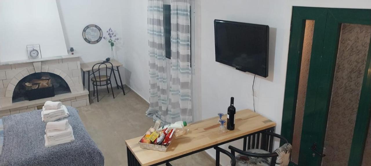 Lovely Studio In Strinilas With Its Own Pool Bagian luar foto
