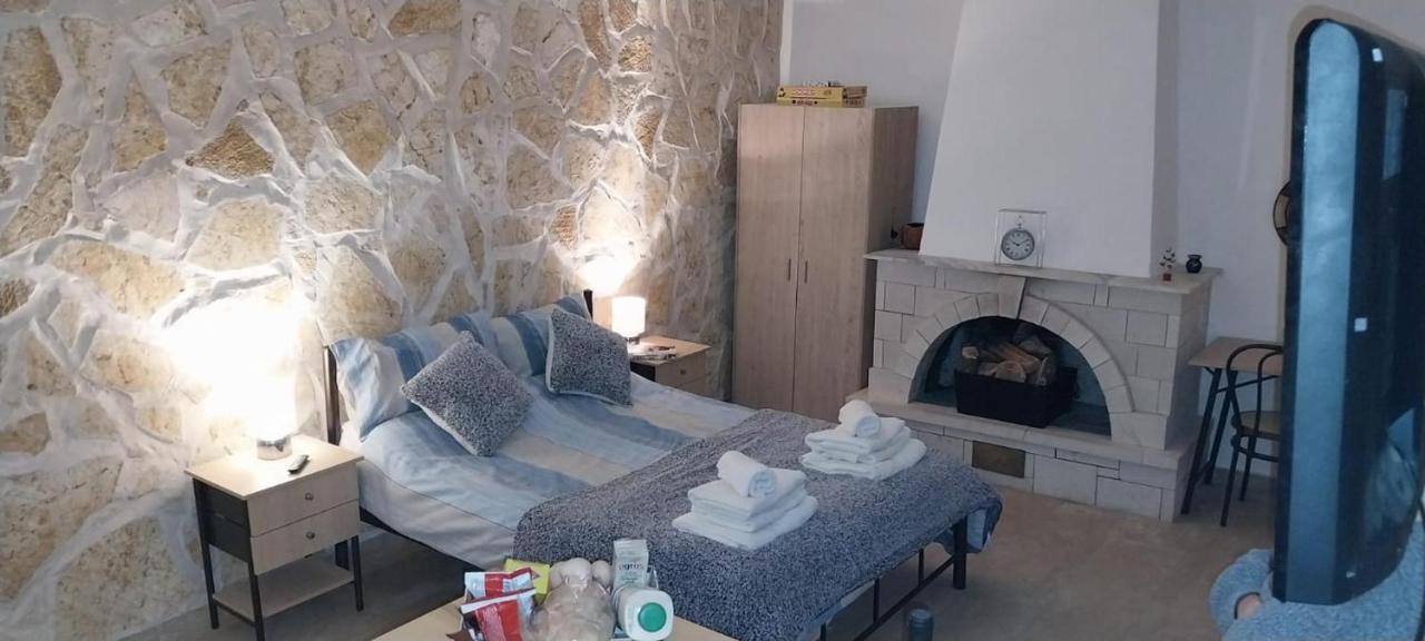 Lovely Studio In Strinilas With Its Own Pool Bagian luar foto