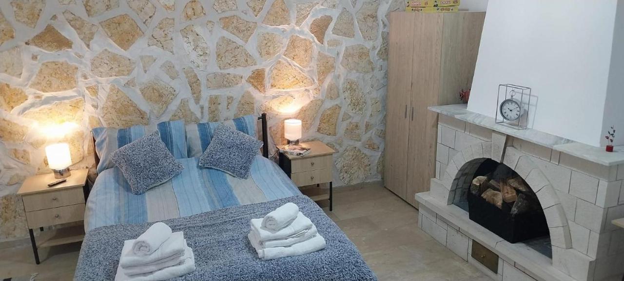 Lovely Studio In Strinilas With Its Own Pool Bagian luar foto