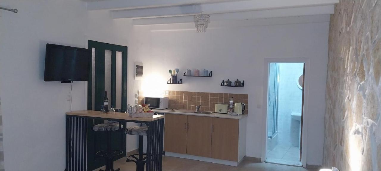 Lovely Studio In Strinilas With Its Own Pool Bagian luar foto