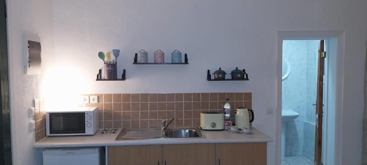Lovely Studio In Strinilas With Its Own Pool Bagian luar foto