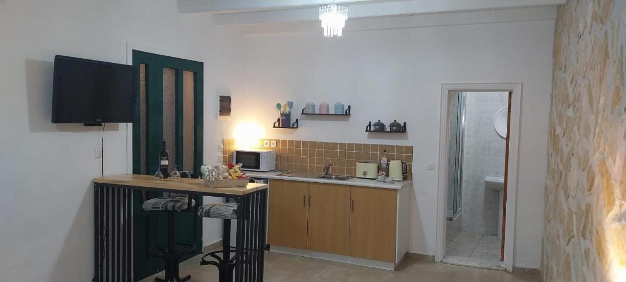 Lovely Studio In Strinilas With Its Own Pool Bagian luar foto