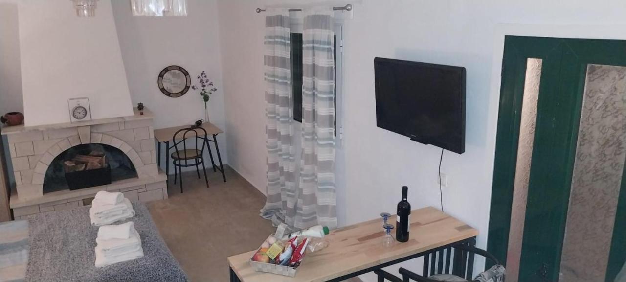Lovely Studio In Strinilas With Its Own Pool Bagian luar foto